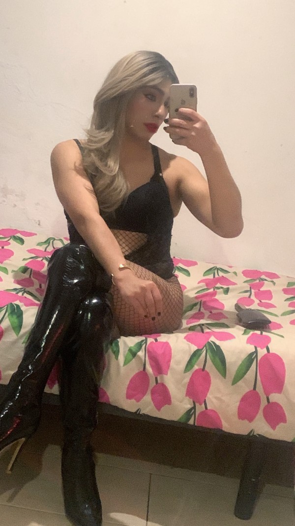 BELLA TRANS RUBIA Y SENSUAL FIESTERA FOTOS REALES