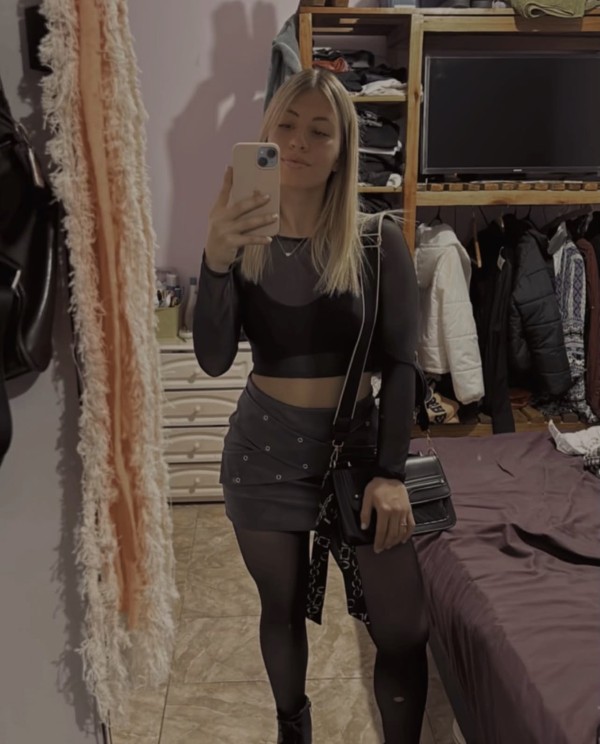 JOVENCITA 20 AÑITOS . LLAMAME Y FOLLAMOS