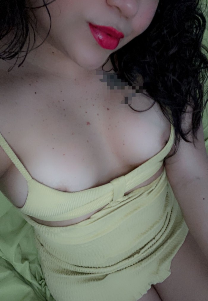 Jovencita Latina muy cachonda foto real