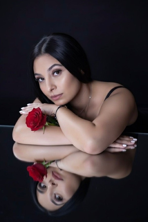 Milica, morenaza caliente en BENIDORM