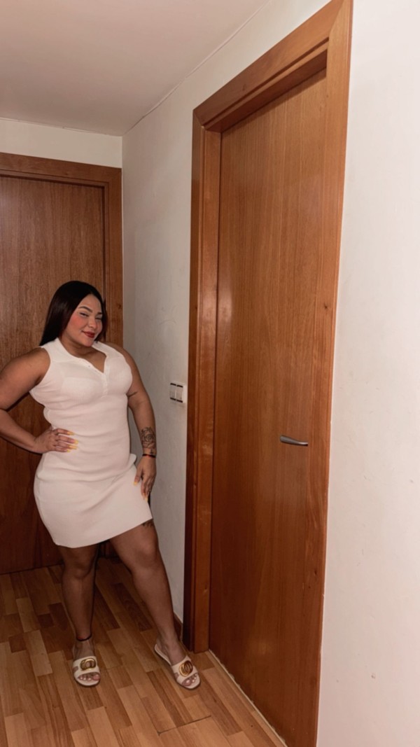 Hermosa latina con un cuerpo de infarto 24 horas