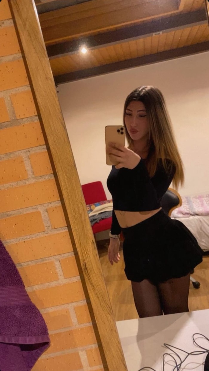 CACHONDA CON GANAS DE FOLLAR MUY DURO