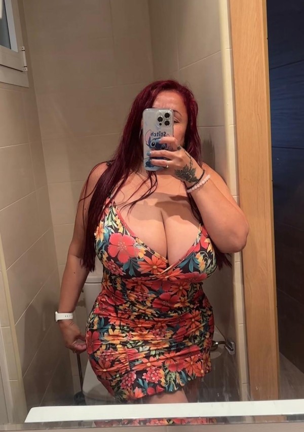 Exótica con tetas enormes naturales en Oviedo