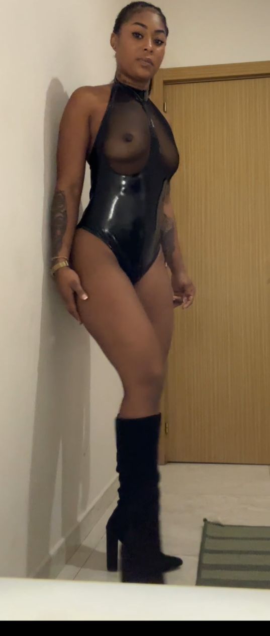 CHICA MUY GUARRA,CALIENTE Y CHUPA POLLAS