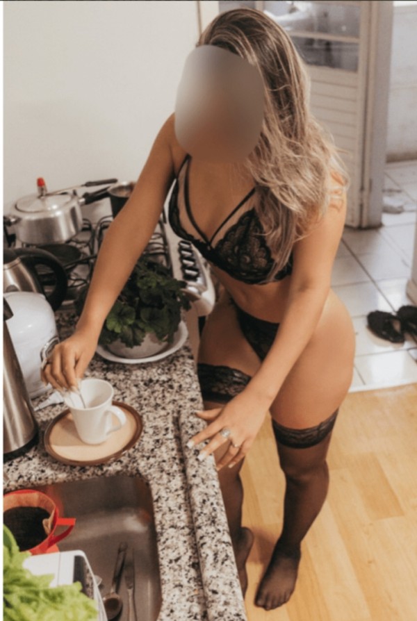 Rubia portuguesa azafata de vuelo de paso Valença