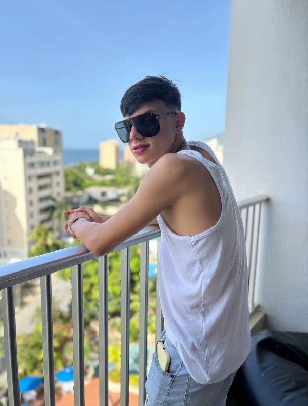 Chico Joven Pollón Dominante Disponible la Coruña Disponible Para parejas