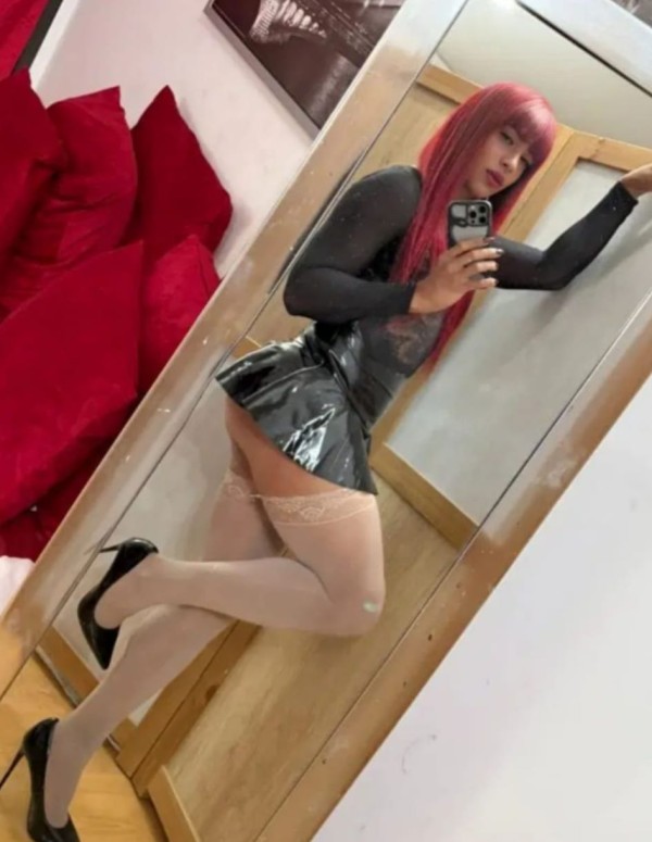 TIFFANY TRANS DOMINANTE EXTREMA CON 23 CM DE POLLA