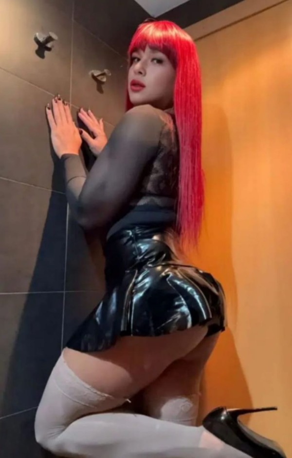 TIFFANY TRANS DOMINANTE EXTREMA CON 23 CM DE POLLA