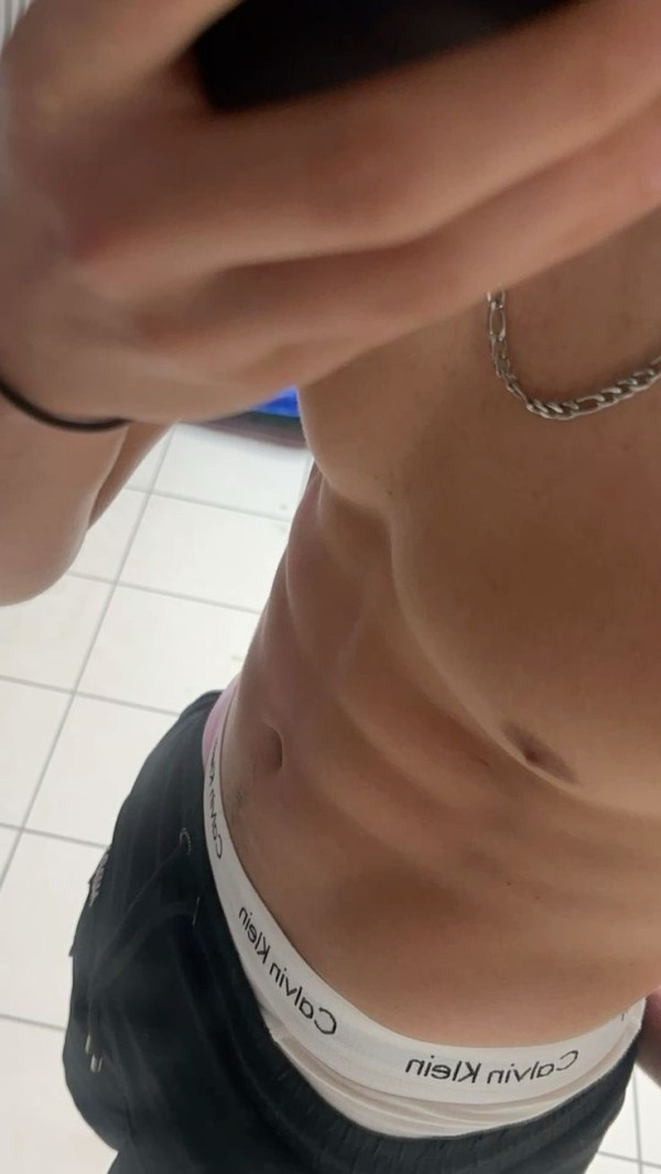 Chico joven bien dotado