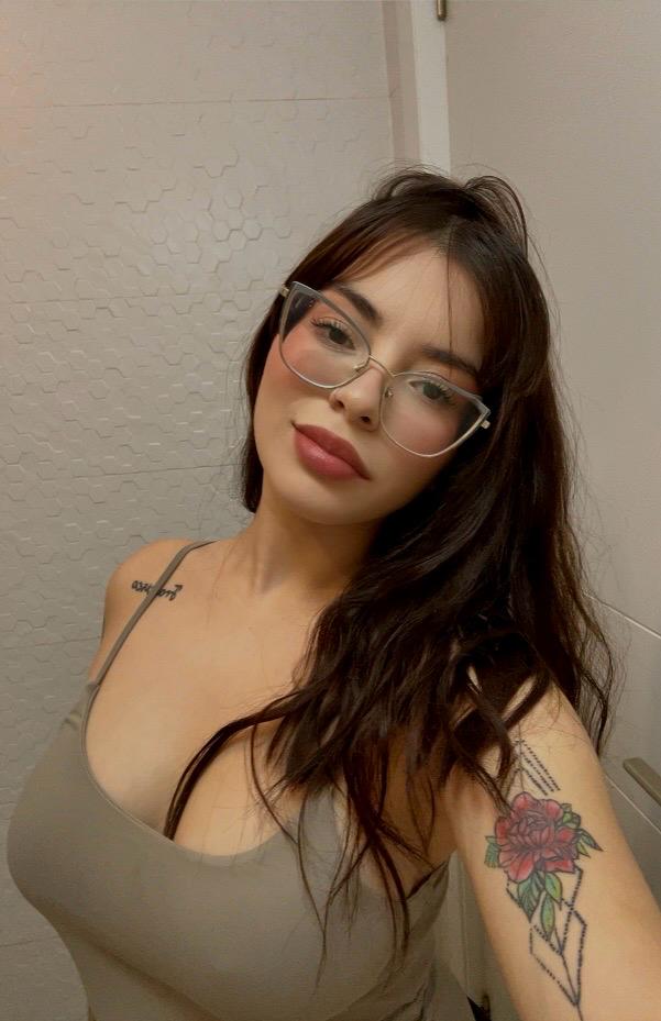 Juventud sutil y mirada que atrapa