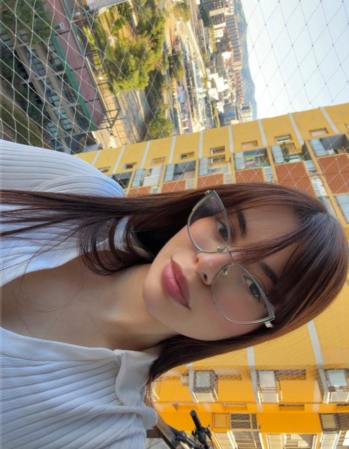 Juventud sutil y mirada que atrapa