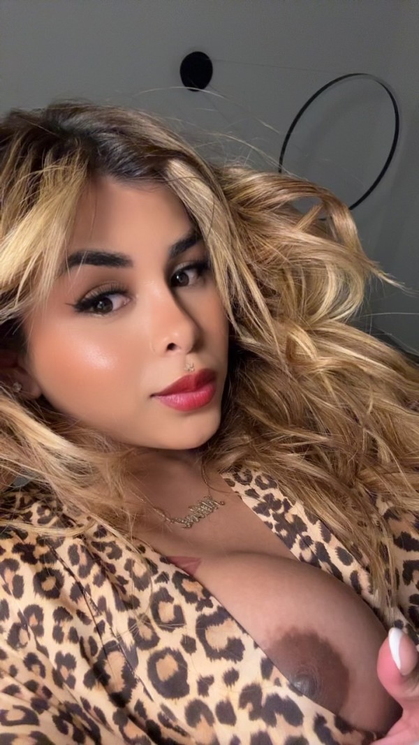 NIKOL EN MÁLAGA LATINA PEQUEÑA DELGADA