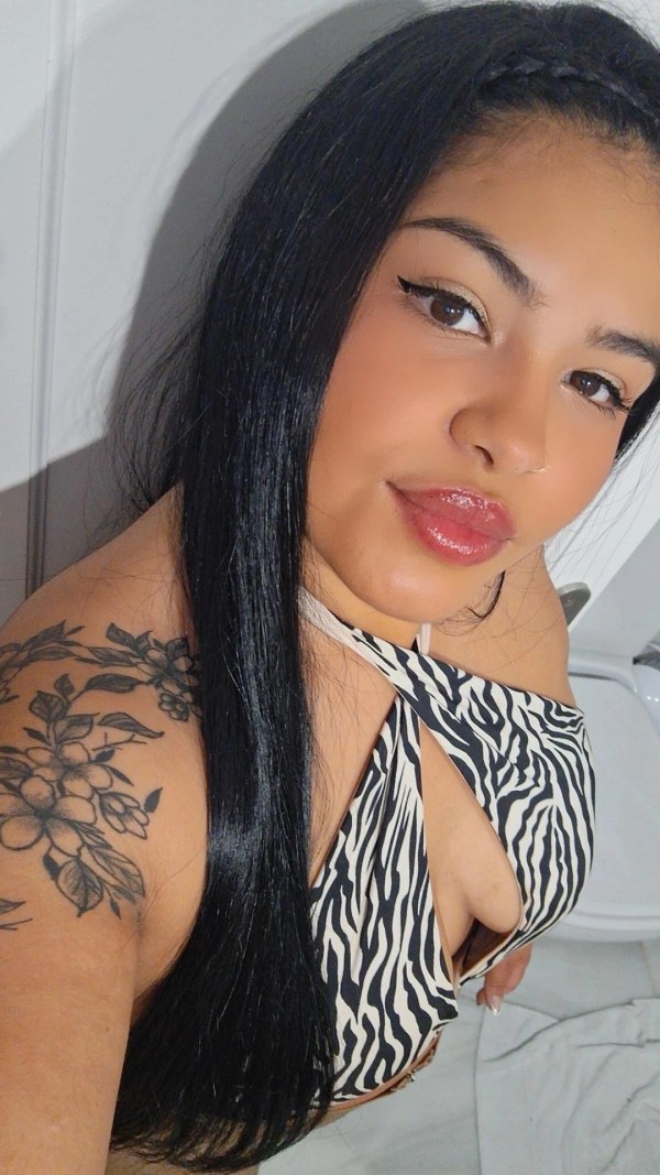 LARA JOVENCITA MORENA CON CURVAS GUAPA Y ENCANTADORA