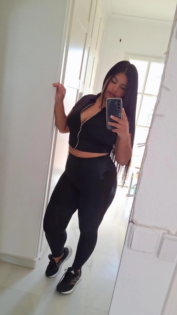 LARA DISPUESTA A DARTE PLACER  DISFRUTEMOS JUNTOS