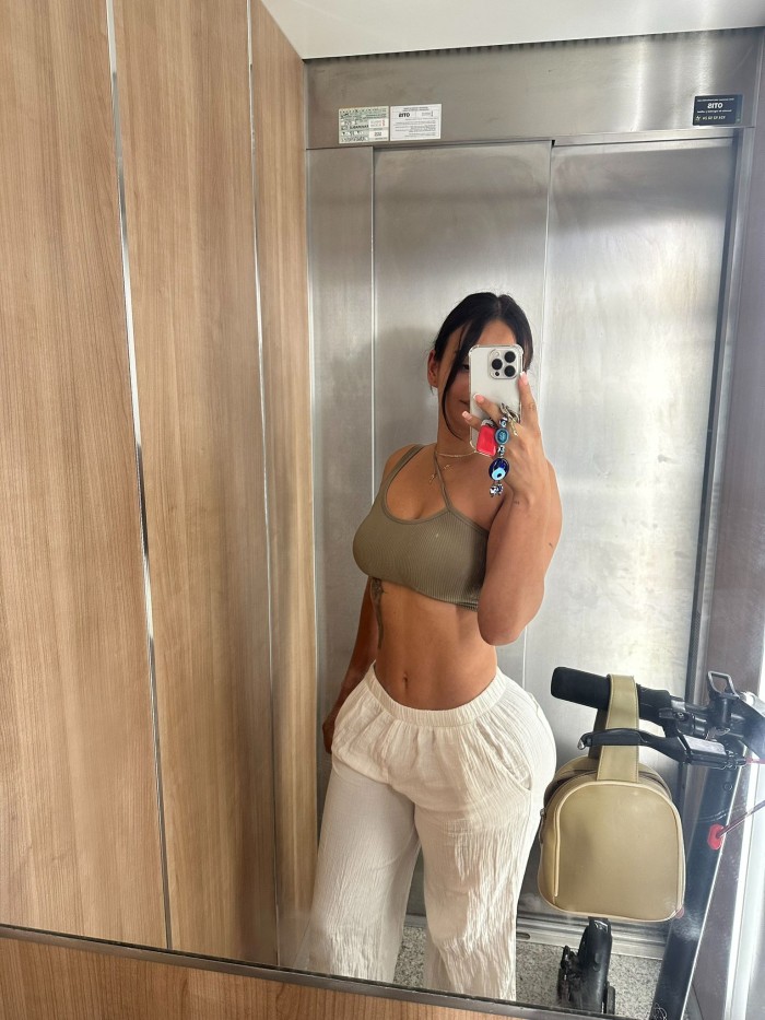 JOVENCITA MUY CACHONDA Y FOGOZA CON PACK DE HORAS