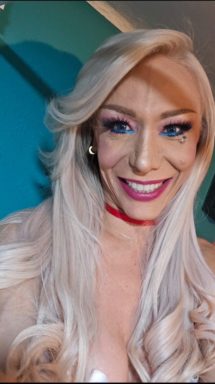 EL MORBO HECHO MUJER CON POLLA