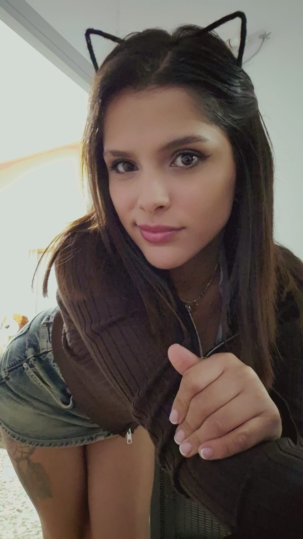 Simpática educada señorita colombiana