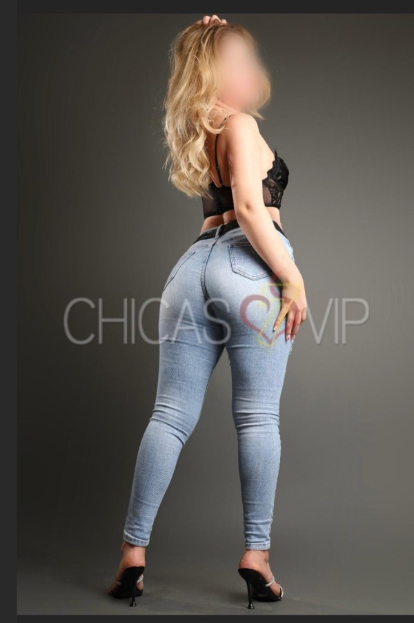 LAURA CON GANAS DE PROBAR EL MACHO DE LUGO