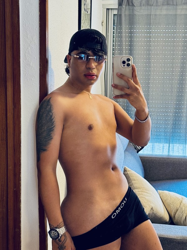 Cvalentino colombiano en ANDORRA Chico activo y pasivo  muy caliente