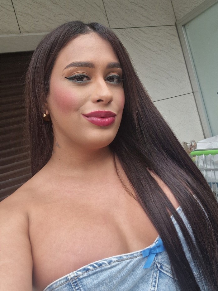 Descomplicada cachonda con ganas de todo
