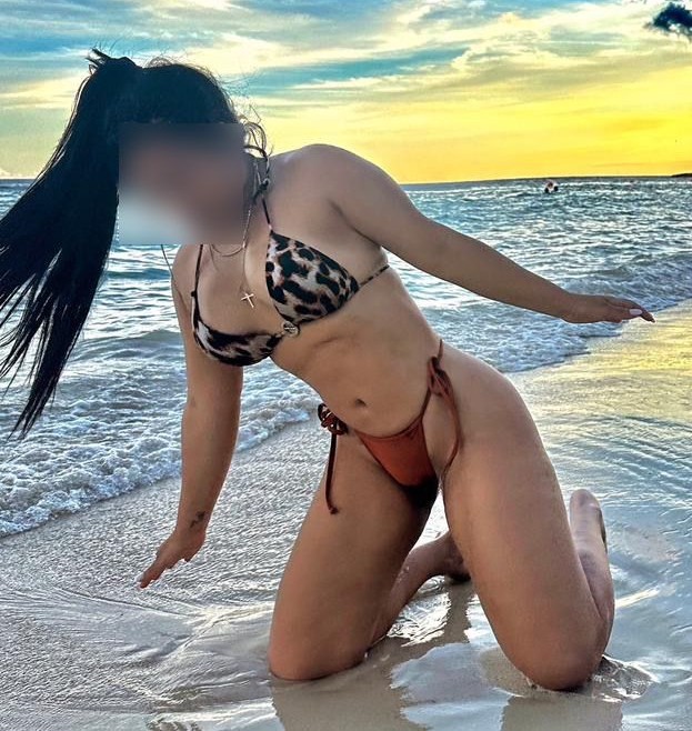 VOLUPTUOSA GANOSA DE MAMAR POLLA Y LE DEN EN 4