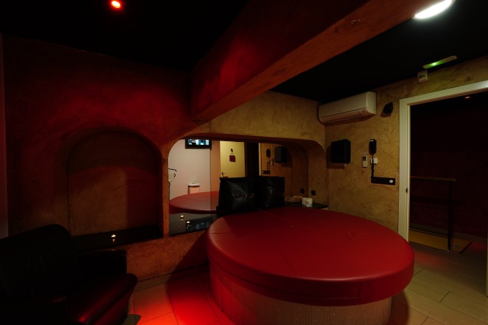 SE NECESITAN CHICAS PLAZAS DISPONIBLES