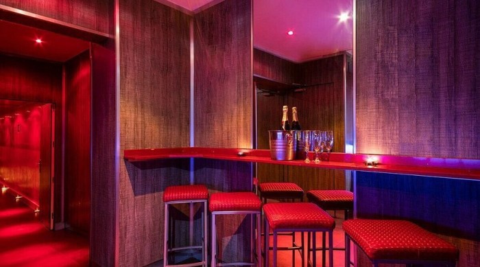 SE NECESITAN CHICAS PLAZAS DISPONIBLES