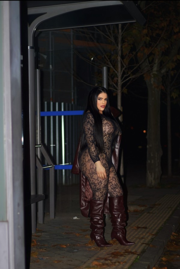 fiestera recién llegada, Pocos Días, Servicio VIP