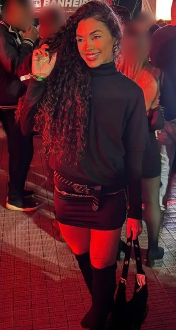 Soy una chica aventurera a la que le gusta complacer