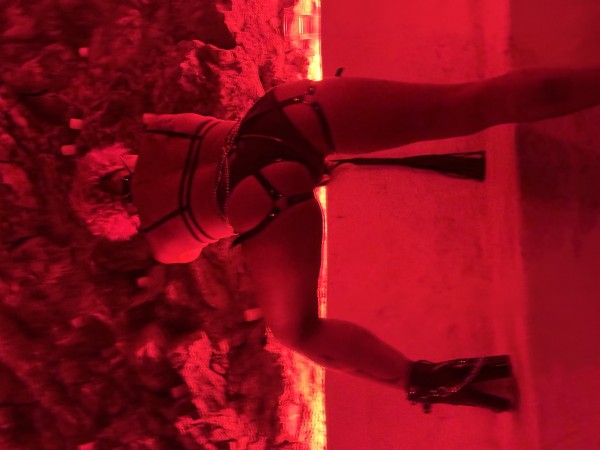 Domina elegante de lujo, experta,muy exigente, dominante, dura.