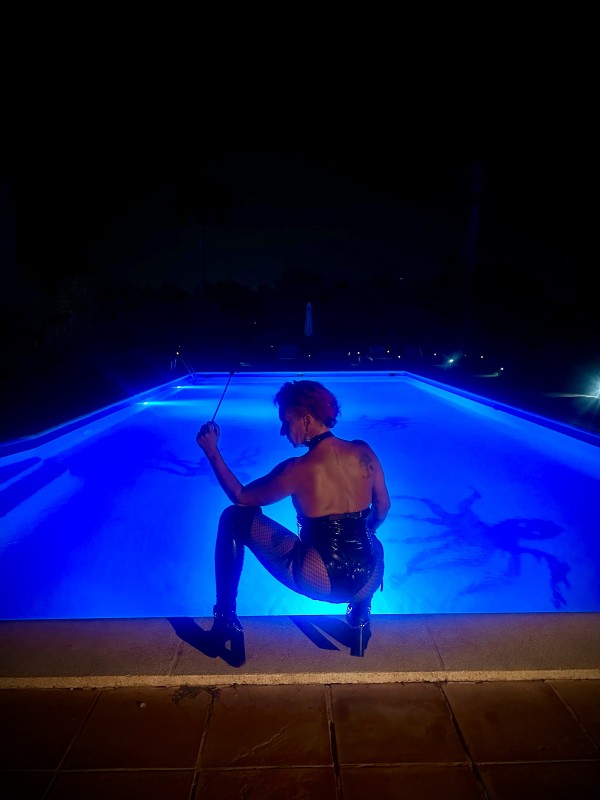 Domina elegante de lujo, experta,muy exigente, dominante, dura.