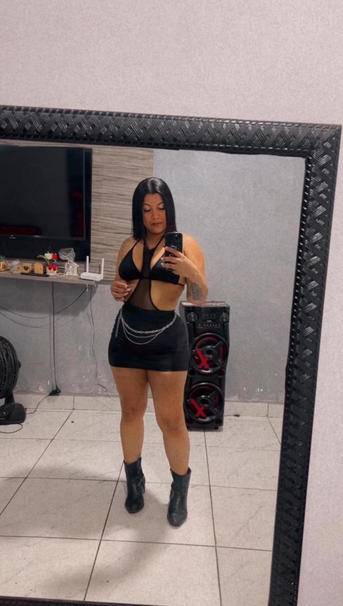 Caribeña esbelta fiestera