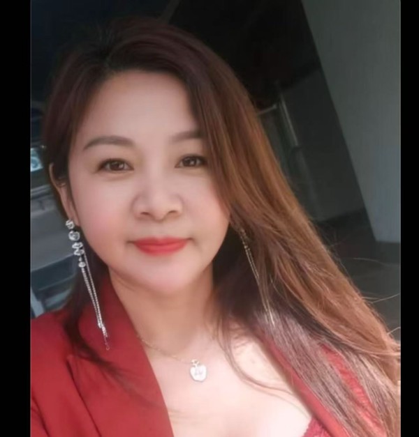 JOVEN Y ATRACTIVA ASIÁTICA EN Ventas