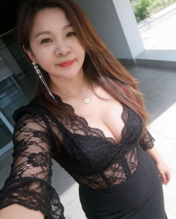 JOVEN Y ATRACTIVA ASIÁTICA EN Ventas