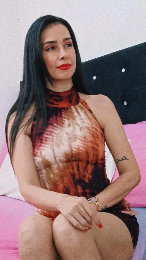 MADURA DOMINANTE ,DE CARACTER FUERTE EN VALENCIA