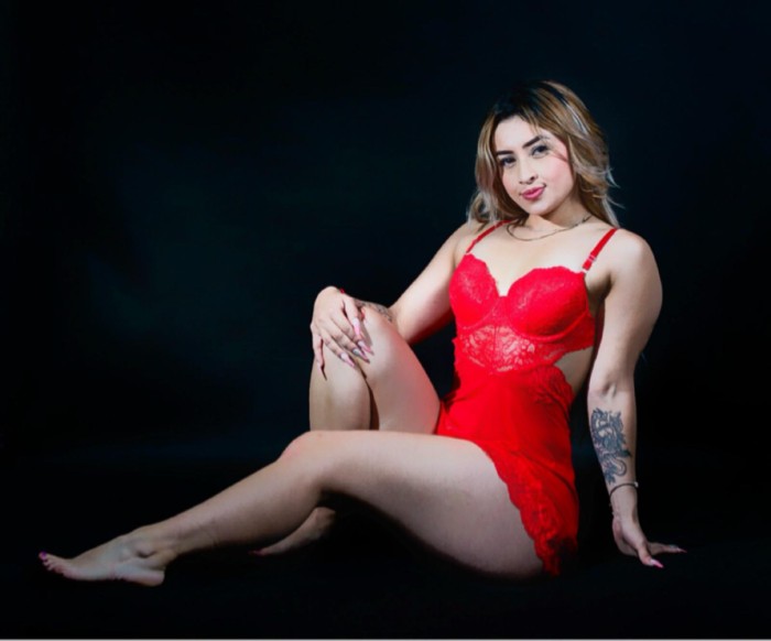 LATINA CACHONDA Y MOJADITA