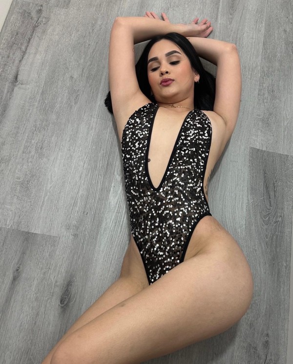 Paola 24 años – Venezuela con carácter, actitud y energía sensual