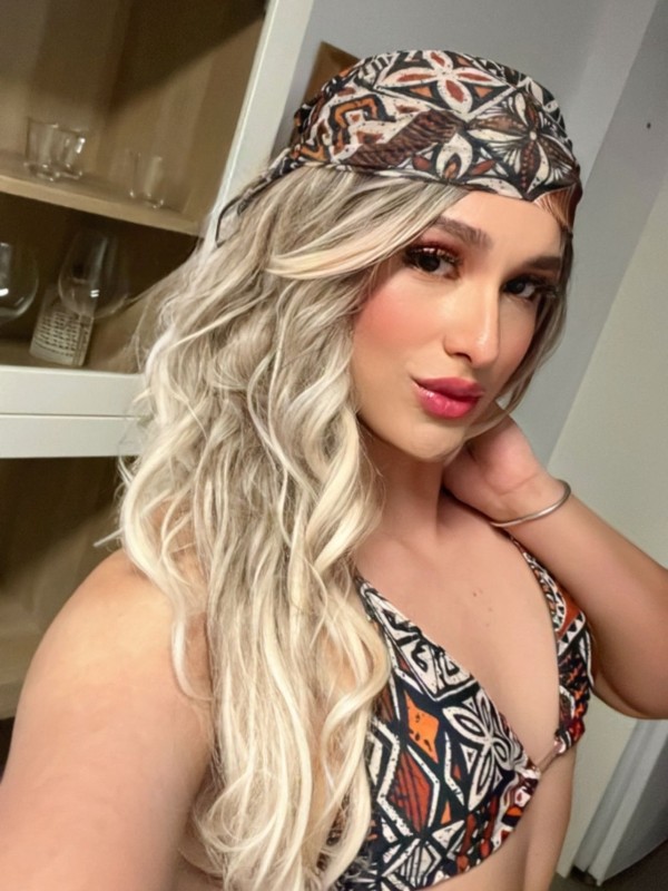 BELLA CHICA TRANS, EN VALENCIA, MUY VERSATIL