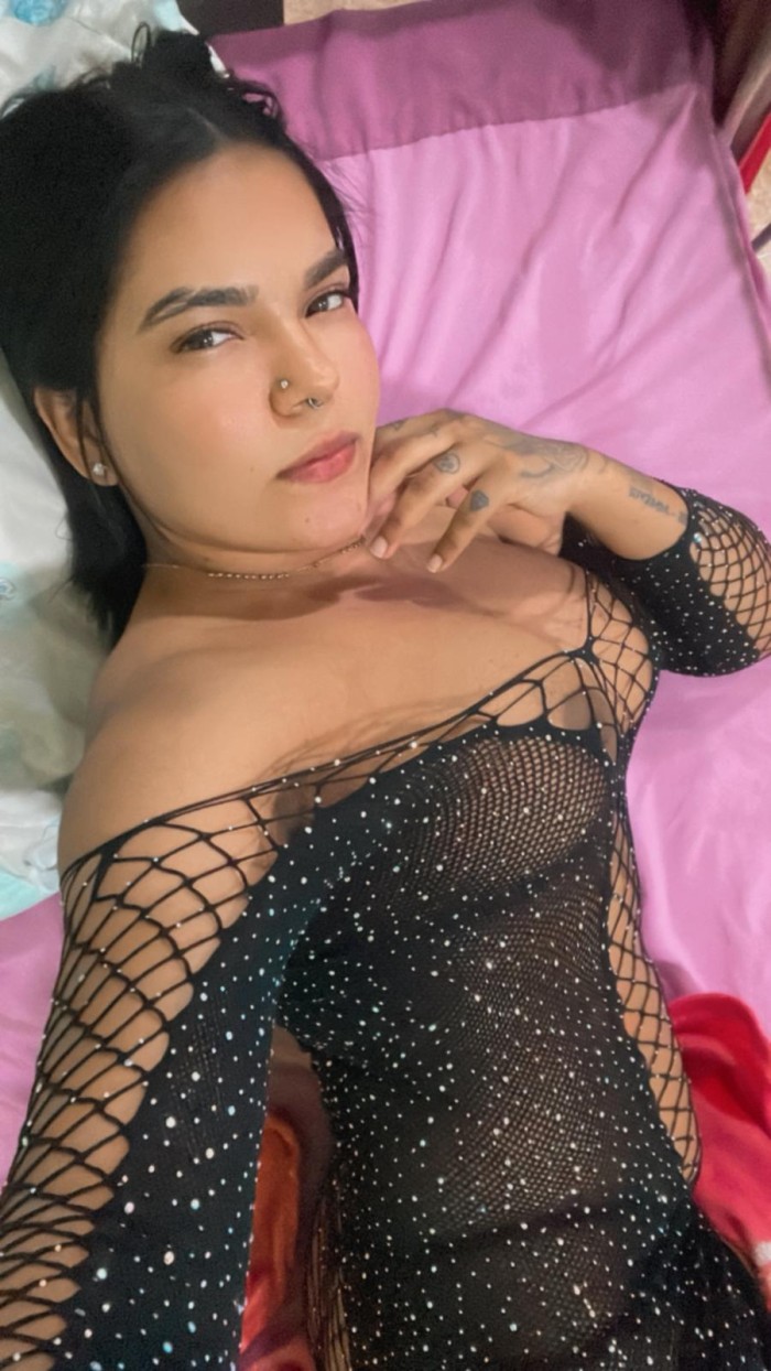 Complaciente guapa juguetona dispuesta