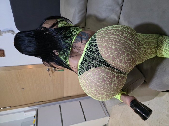 VEN Y NOS MONTAMOS UNA FIESTA CALIENTE JUNTOS