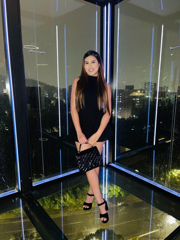 Juliet hermosa rubia recién llegada