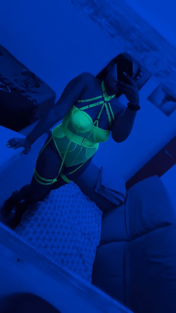 Natalya – pasión isleña con curvas naturales en Girona