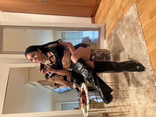 Mi amor hago salidas trabajo en mi piso soy independiente y muy  completita