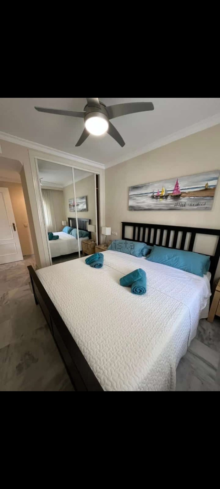 Habitación para chica joven en Puerto Banús