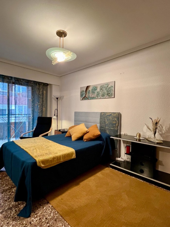 Habitación para chica joven en Puerto Banús