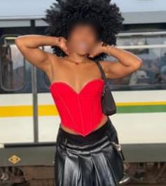 Naomy trigueña y coqueta chica disponible en salou