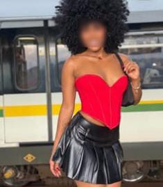 Naomy trigueña y coqueta chica disponible en salou