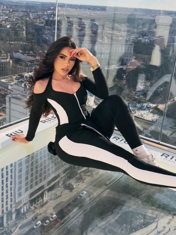 Andrea curiosa y divertida joven muy cachonda