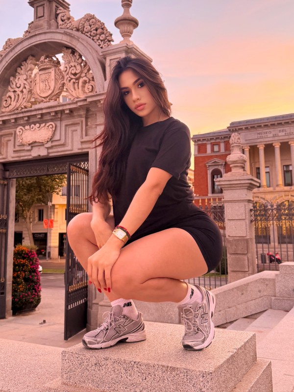 Andrea curiosa y divertida joven muy cachonda