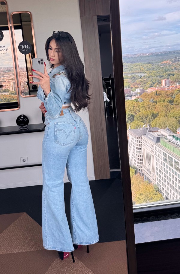 Andrea curiosa y divertida joven muy cachonda